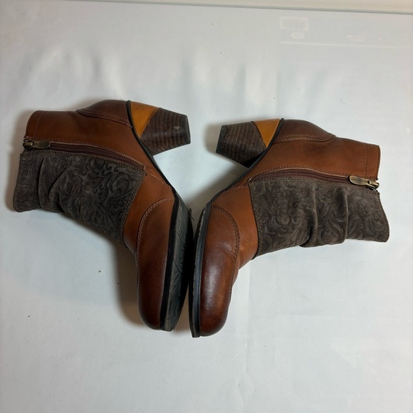 L’ARTISTE Sz 40 Belgarde Booties Embossed Suede and Smooth Leather Stacked Heel - Picture 5 of 12